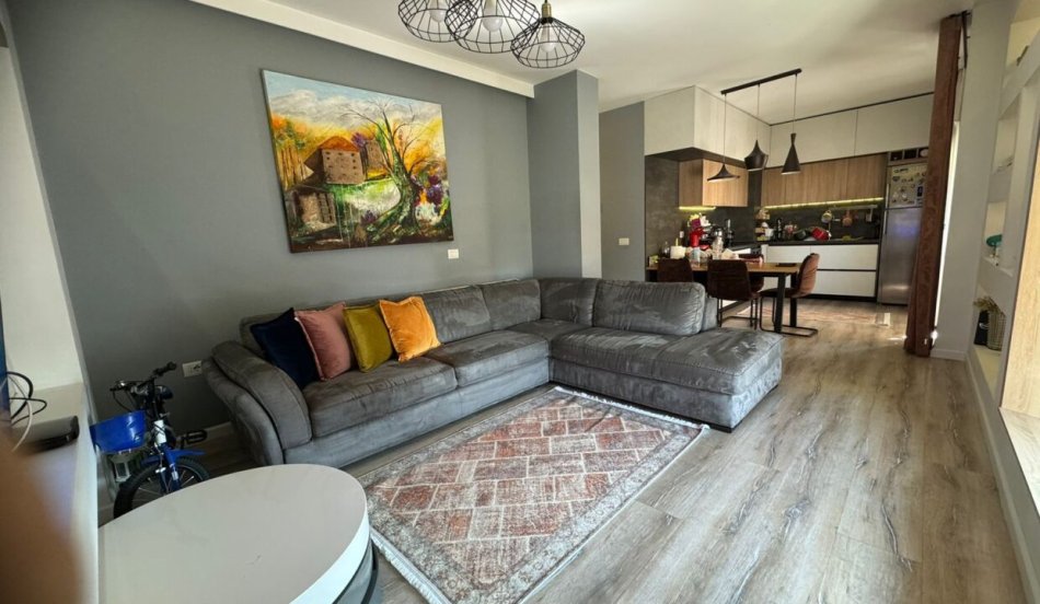 Tirane, shitet apartament 2+1+Ballkon Kati 3, 104 m² (Ali Demi, Rruga Shemsie Haka.)