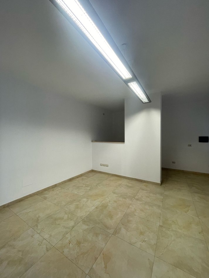 Durres, jepet me qera ambjent biznesi Kati 3, 106 m² 500 € (Poliklinika Durres)