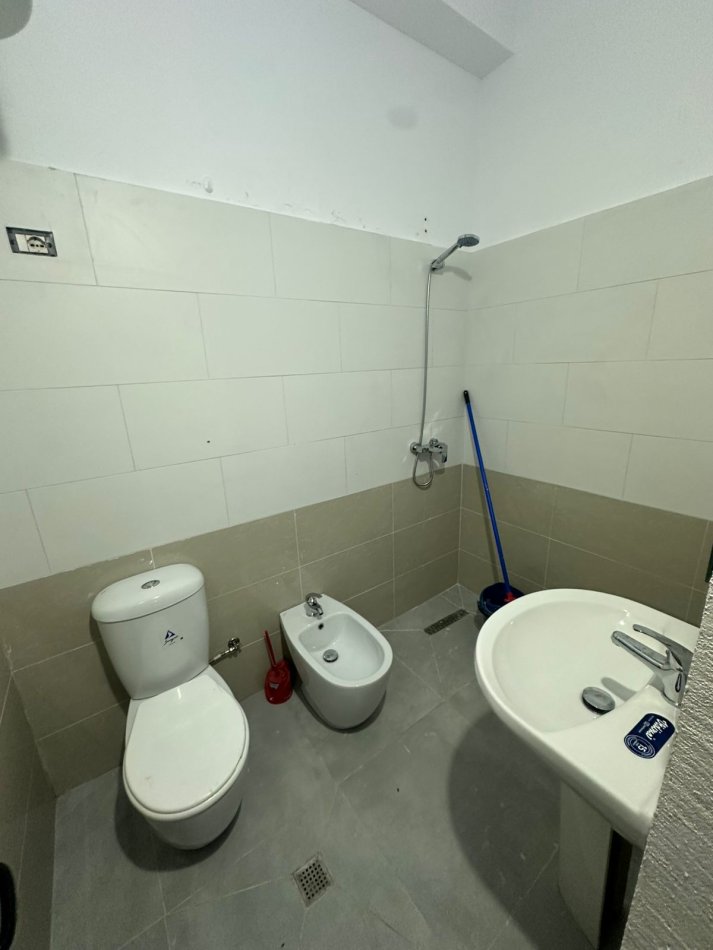Tirane, jepet me qera apartament 2+1 Kati 1, 67 m² 300 € (Rruga Kastriotet)