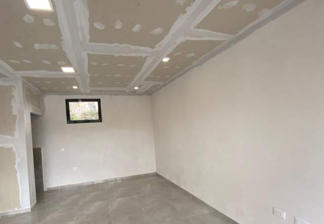 Elbasan, jepet me qera ambjent biznesi 25 m² 30.000 Leke