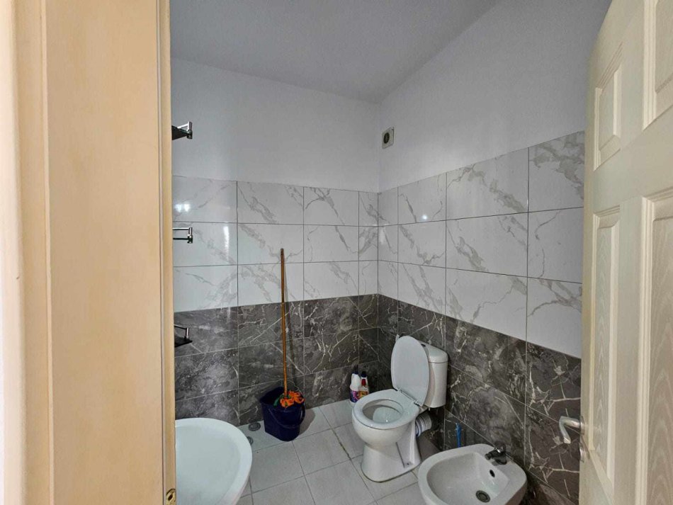 Tirane, jepet me qera apartament 2+1 Kati 2, 100 m² 400 € (astir)