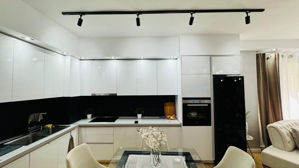 Tirane, jepet me qera 2+1 Kati 1, 110 m² 700 € (Xhamia Kopshti Botanik)