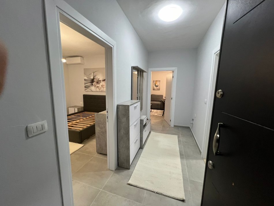 Tirane, jepet me qera apartament 1+1 Kati 4, 72 m² 500 € (rruga Peti)