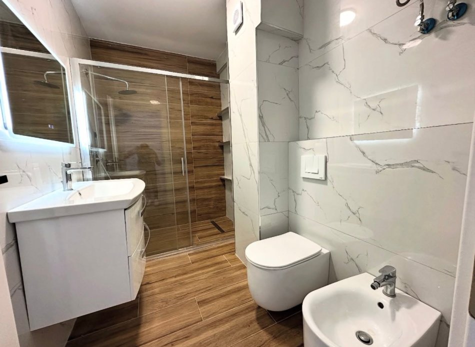 Tirane, shitet apartament 2+1 Kati 7, 85 m² 130.000 € (astir)