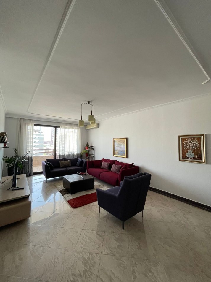 Tirane, jepet me qera apartament 2+1+Ballkon Kati 8, 145 m² 800 € (Bllok)