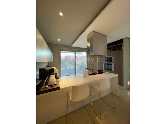 Tirane, shitet apartament 3+1+BLK Kati 8, 331 m² 510.000 Euro (kopshti botanik)