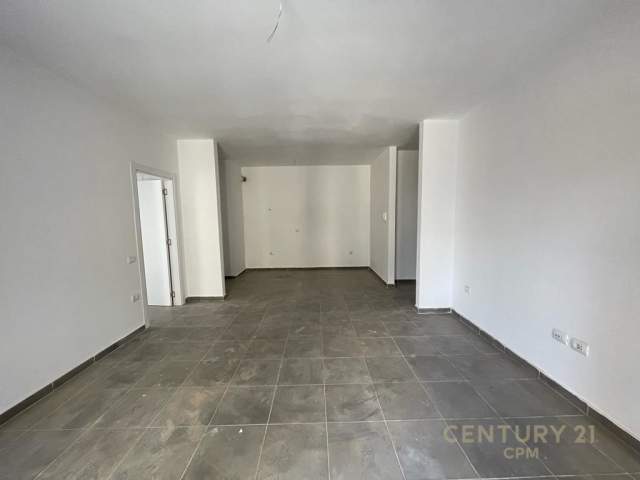 Tirane, jepet me qera zyre Kati 2, 94 m² 500 Euro (Stacioni i Trenit)