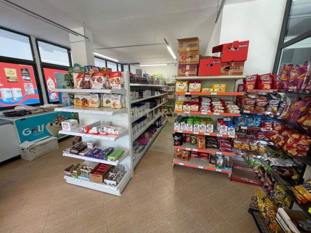 Tirane, jepet me qera dyqan Kati 0, 50 m² 600 Euro (Selite)