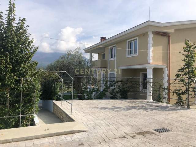 Tirane, shitet Vile 4+1+A+BLK Kati 0, 485 m² 340.000 Euro (Farke e Madhe)