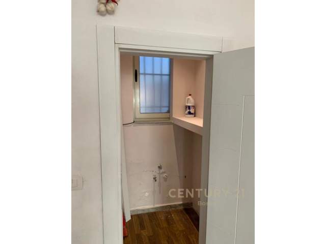 Tirane, shitet dyqan Kati 0, 35 m² 185.000 Euro (Pallatet Agimi)