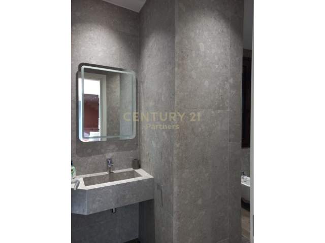 Tirane, shitet apartament duplex 2+1+A+BLK Kati 8, 152 m² 300.000 Euro (Rr. Barrikadave)