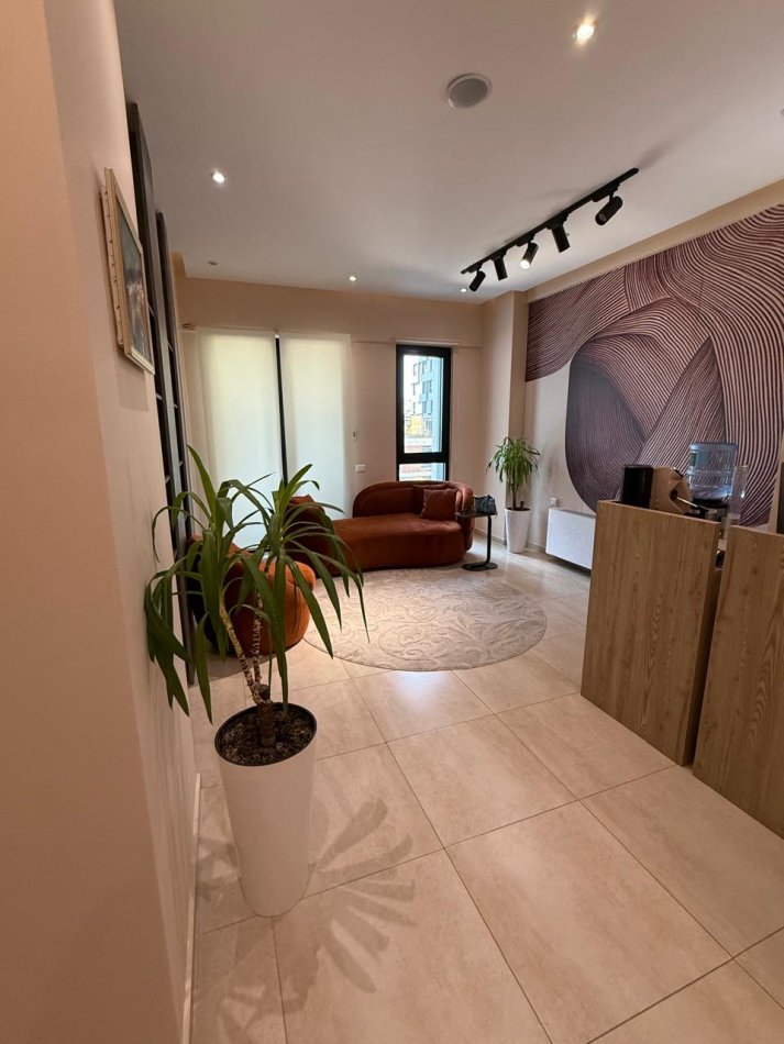 Tirane, jepet me qera ambjent biznesi Kati 2, 100 m² 950 € (Square 21)