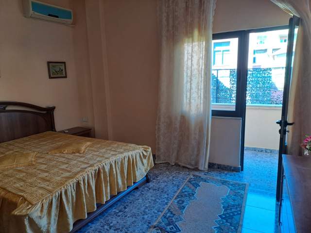 Tirane, ofert apartament 2+1 Kati II-te i nje vile, 120 m² 550 Euro (rruga Hoxhe Vokri, Pak minuta nga Pazari i Ri)