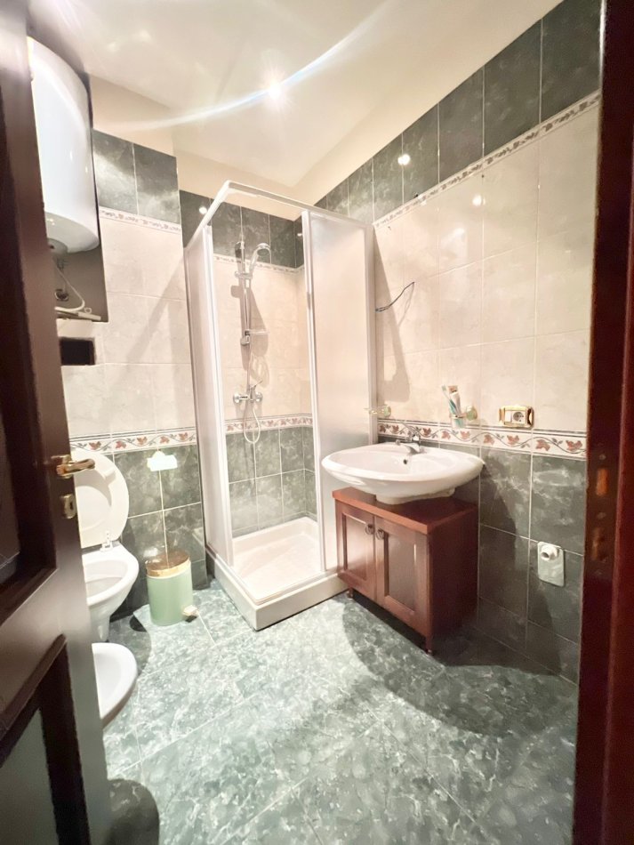 Tirane, jepet me qera ambjent biznesi Kati 4, 140 m² 1.300 € (bulevardi bajram curri)