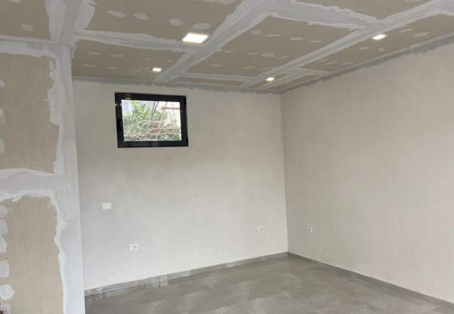 Elbasan, jepet me qera ambjent biznesi 25 m² 30.000 Leke