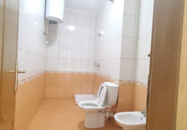 Tirane, jepet me qera ambjent biznesi 105 m² 500 Euro