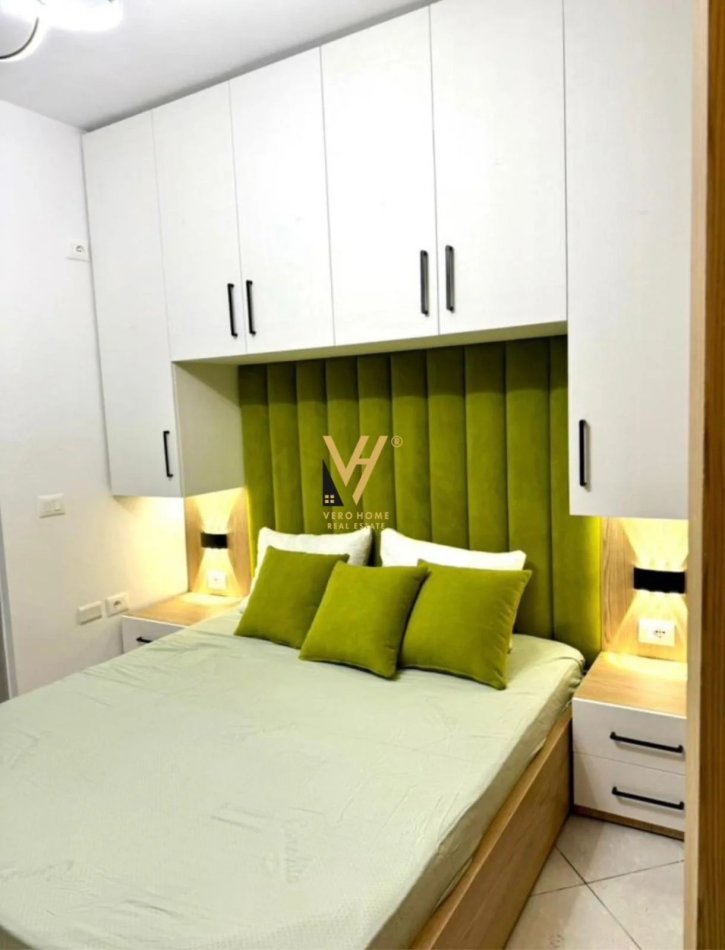 Tirane, jepet me qera garsonier 1+1+Ballkon Kati 4, 45 m² 500 € (KRISTAL CENTER)