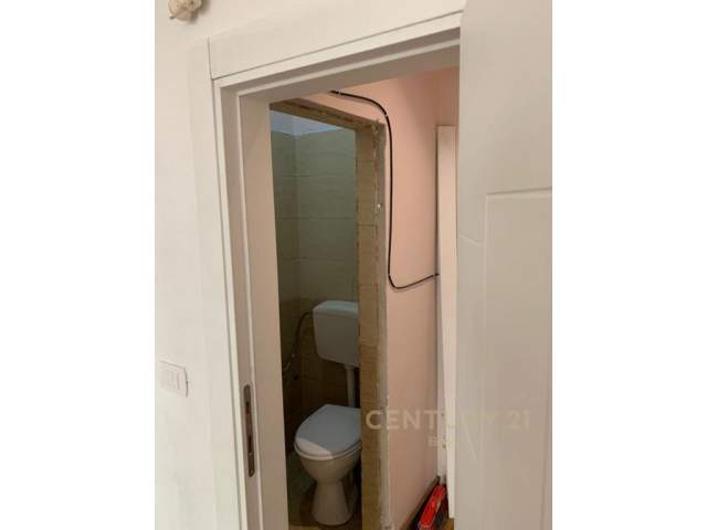 Tirane, shitet dyqan Kati 0, 35 m² 185.000 Euro (Pallatet Agimi)