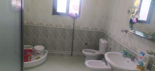 Tirane, jepet me qera Vile 2+1 Kati 1, 90 m² 30.000 Leke (rruga Arjan Xhumari)