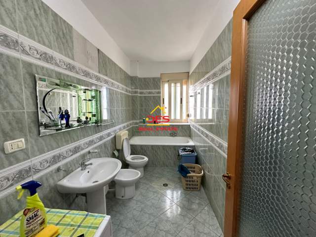 Vlore, jepet me qera apartament Kati 8, 120 m² 400 Euro (Sheshi Pavarësia,Vlore)