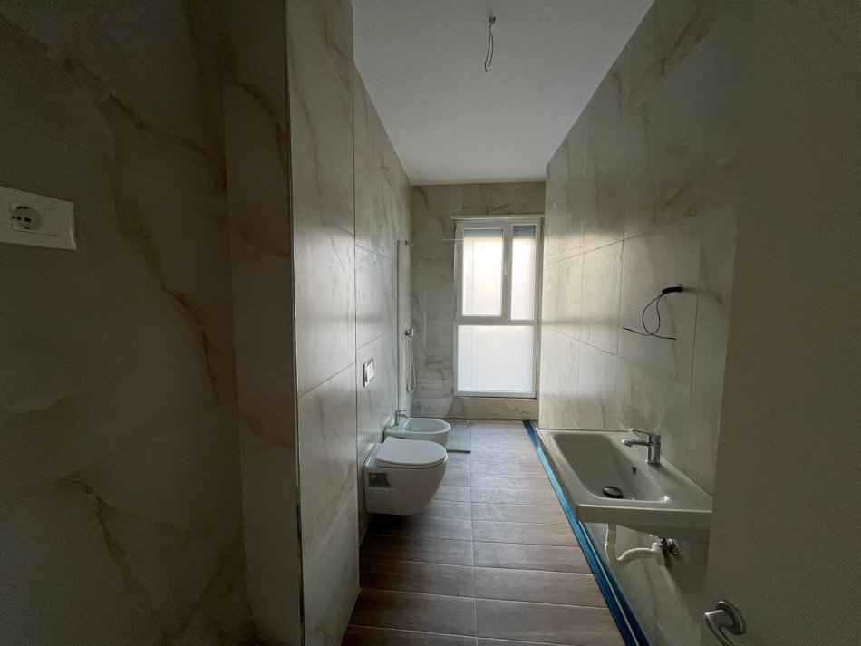 Tirane, jepet me qera apartament 1+1+Ballkon Kati 5, 62 m² 650 € (Trio Tower Residence, Don Bosko)
