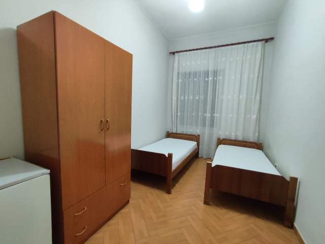 Tirane, jepet me qera apartament 4+1 Kati 4, 120 m² 550 Euro (blloku)