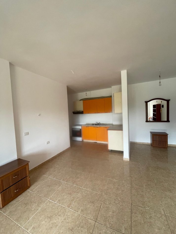Tirane, jepet me qera apartament 2+1 Kati 3, 93 m² 450 € (Fusha e Aviacionit)