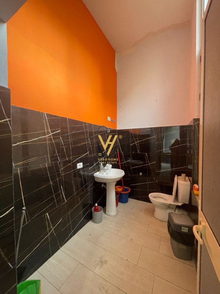 Tirane, jepet me qera ambjent biznesi Kati 1, 93 m² 650 € (SELITE)