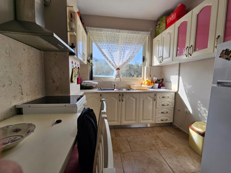 Liqeni i Thate ofrojme per qira apartament 1+1