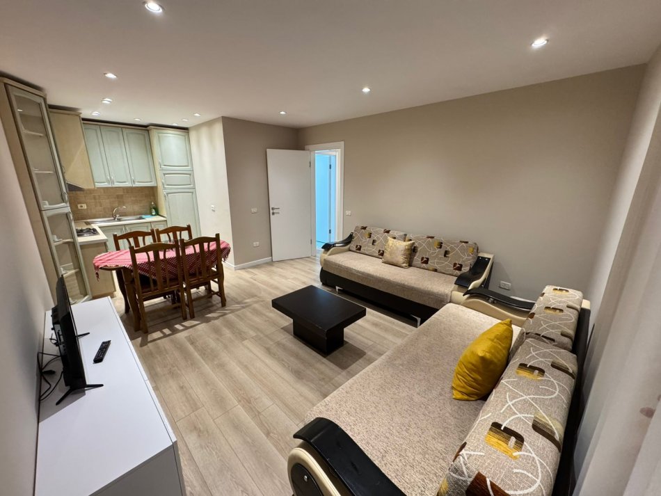 Tirane, jepet me qera apartament 1+1+Ballkon Kati 6, 80 m² 500 € (don bosko)