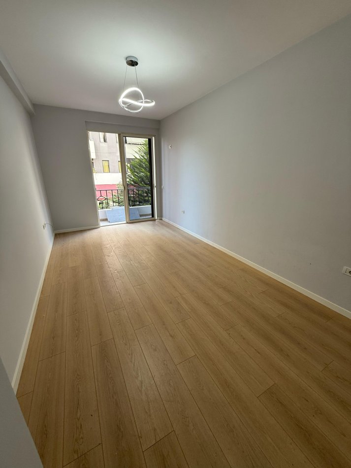 Tirane, shitet apartament 2+1+Ballkon Kati 1, 92 m² 128.000 € (Yzberisht tek Bar Unik)