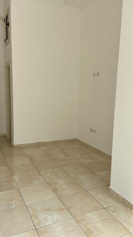 Tirane, jepet me qera ambjent biznesi Kati 1, 30 m² 300 € (Astir)