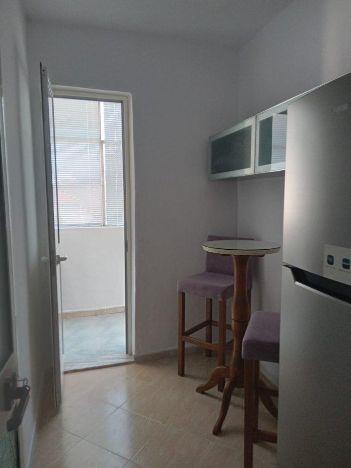 Tirane, jepet me qera apartament 1+1 Kati 4, 50 m² 400 € (Pazari i Ri)