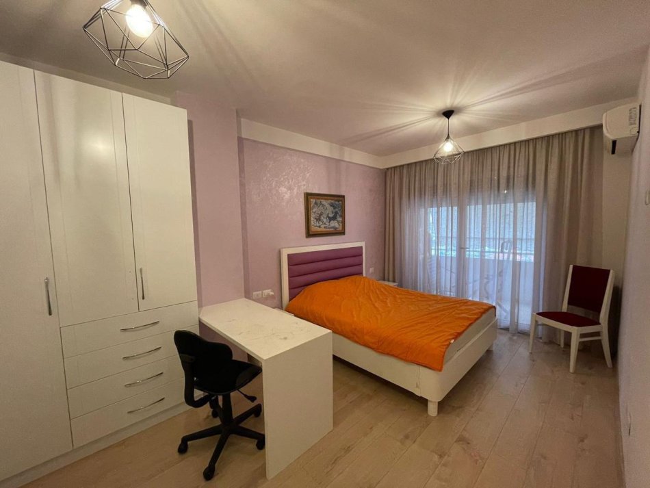 Tirane, shitet apartament 4+1 Kati 4, 224 m² 360.640 € (Dogana, Syri TV)
