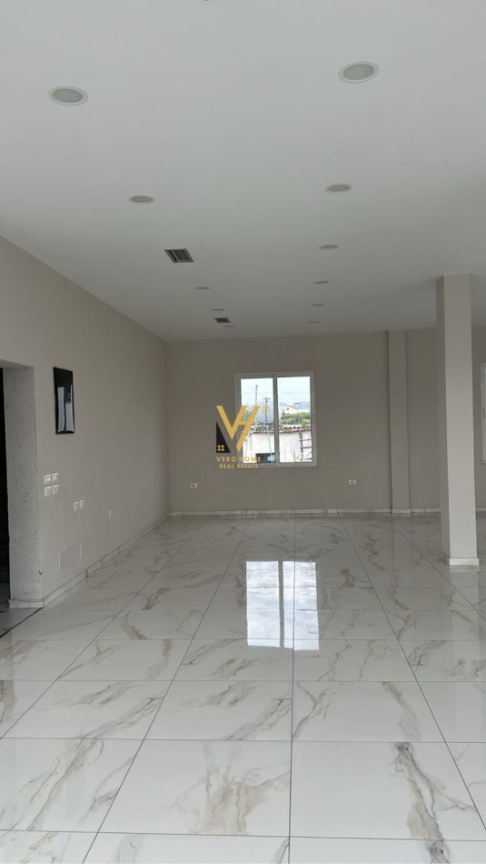 Tirane, jepet me qera ambjent biznesi Kati 0, 180 m² 550 € (LAKNAS)