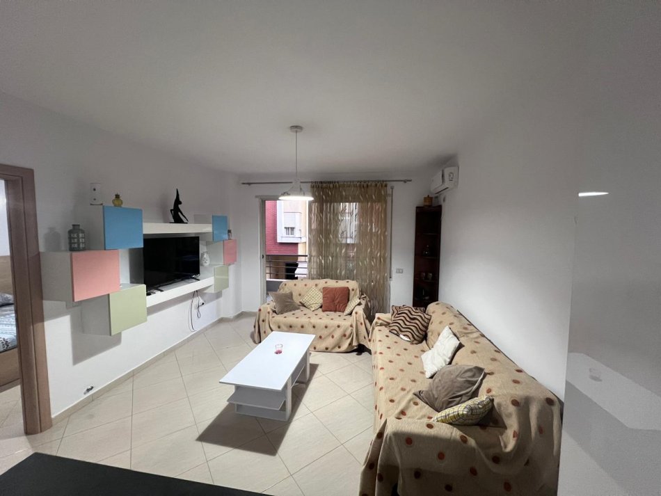 Tirane, jepet me qera 2+1+Ballkon Kati 3, 590 € Liqeni Rruga Peti)