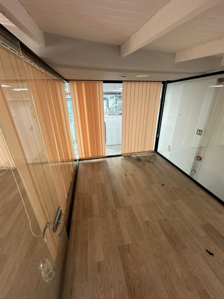 Tirane, jepet me qera ambjent biznesi Kati 0, 205 m² 3,000 € (Komuna Parisit)