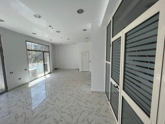 Tirane, jepet me qera ambjent biznesi Kati 2, 57 m² 800 Euro (Rruga e Kavajes)