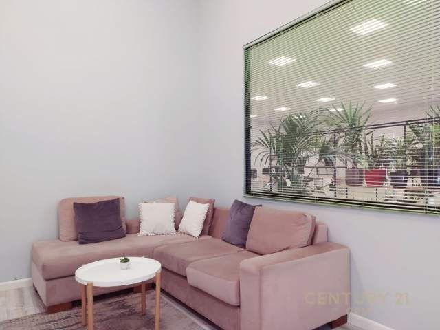 Tirane, jepet me qera ambjent biznesi Kati 0, 750 m² 5.000 Euro