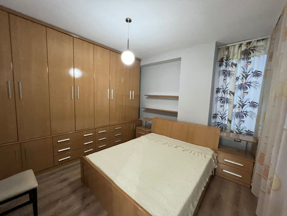 Tirane, jepet me qera apartament 2+1 Kati 2, 90 m² 650 € (kodra e diellit)