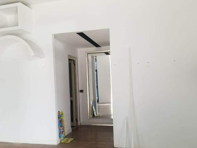 Elbasan, jepet me qera ambjent biznesi 40 m² 30.000 Leke