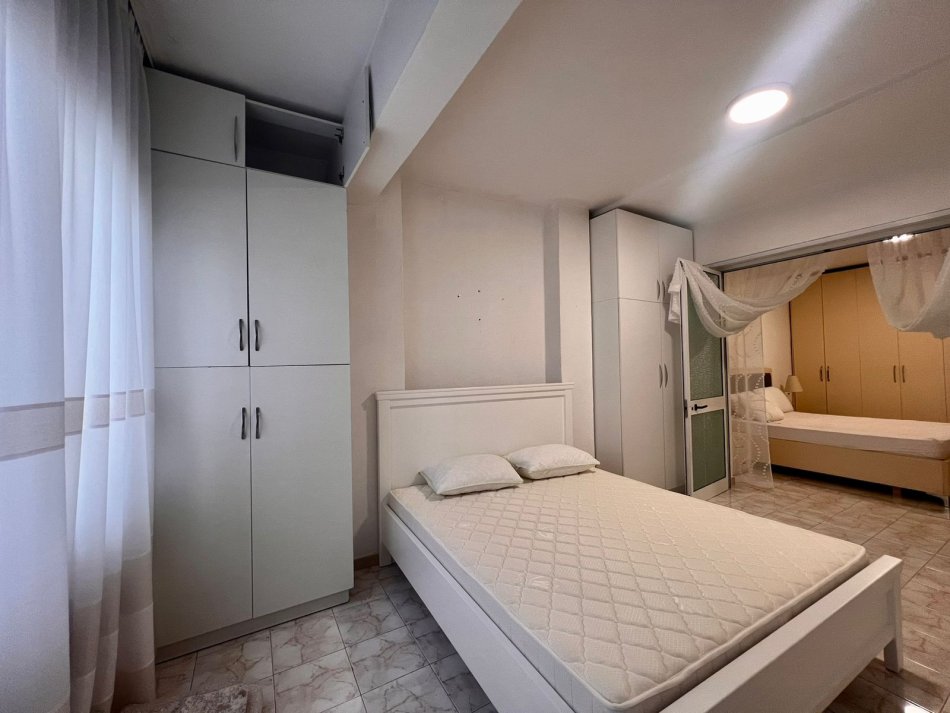 Tirane, jepet me qera apartament 2+1 Kati 2, 90 m² 700 € (Ambasada Amerikane)