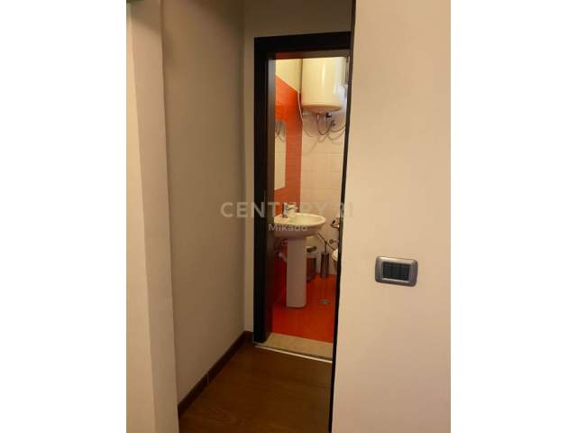 Tirane, jepet me qera ambjent biznesi Kati 1, 100 m² 1.000 Euro