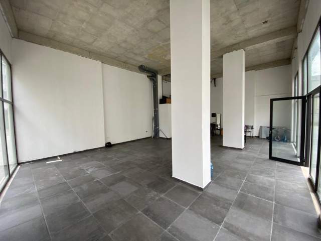 Tirane, jepet me qera dyqan Kati 0, 94 m² 1.000 Euro (Komuna e Parisit)
