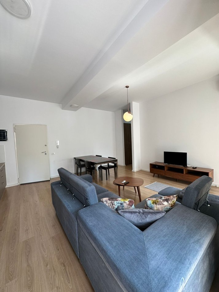Tirane, jepet me qera apartament 2+1 (i mobiluar), Kati 8, 700 € (Ndre Mjeda)