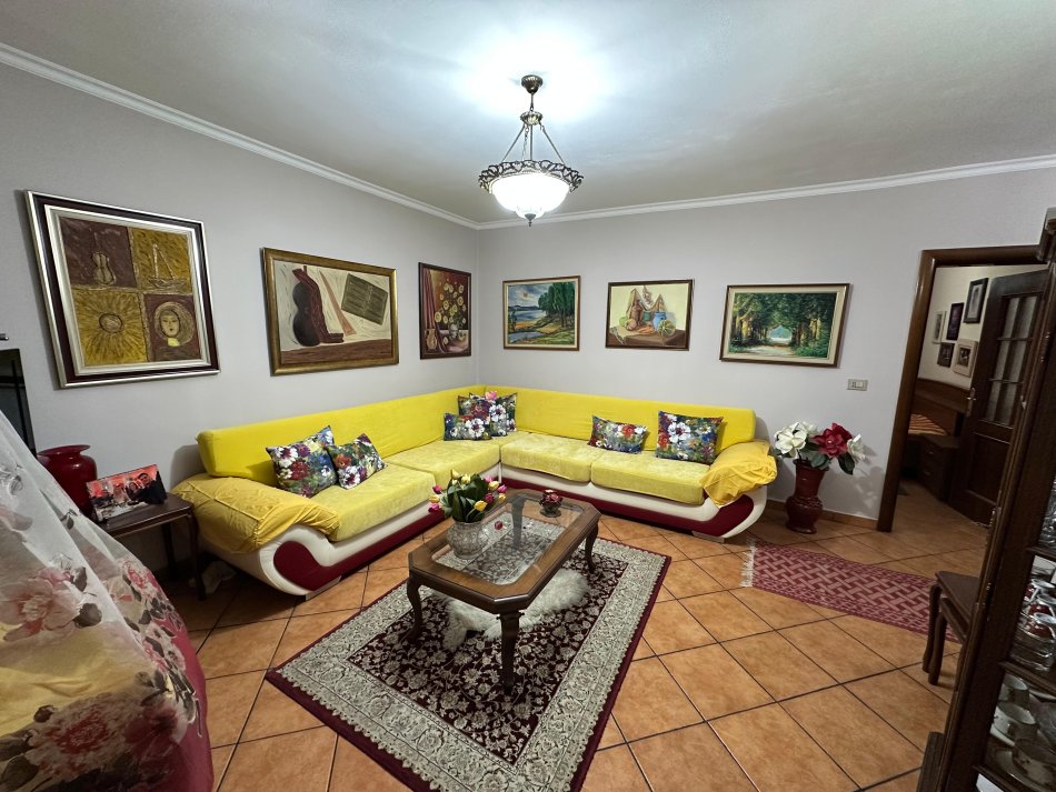 Tirane, jepet me qera apartament 2+1 Kati 4, 95 m² 650 € (pallati i sporteve)