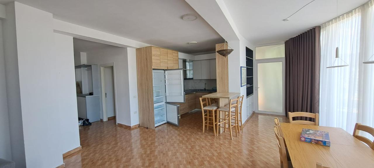 Penthouse në shitje, Liqeni i Thatë