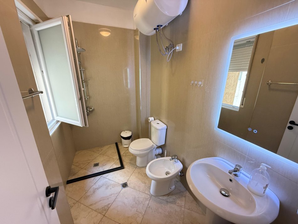 Tirane, jepet me qera apartament 2+1 Kati 3, 130 m² 800 € (kopshti zoologjik)
