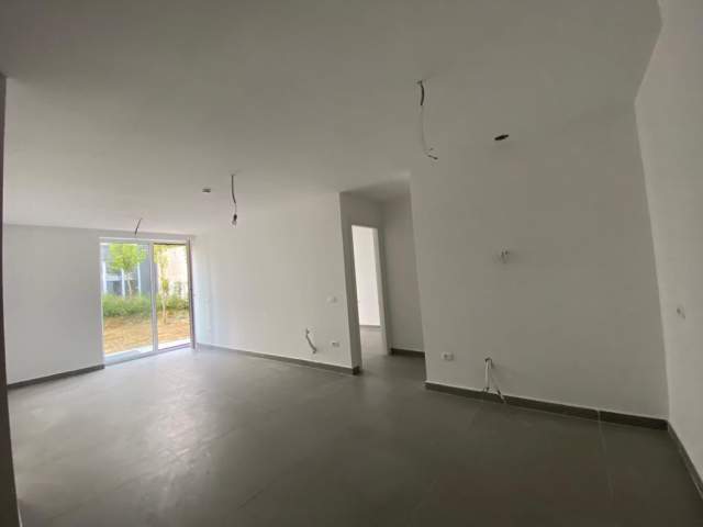 Tirane, jepet me qera apartament duplex 3+1 Kati 0, 175 m² 1.300 Euro (liqeni thate)