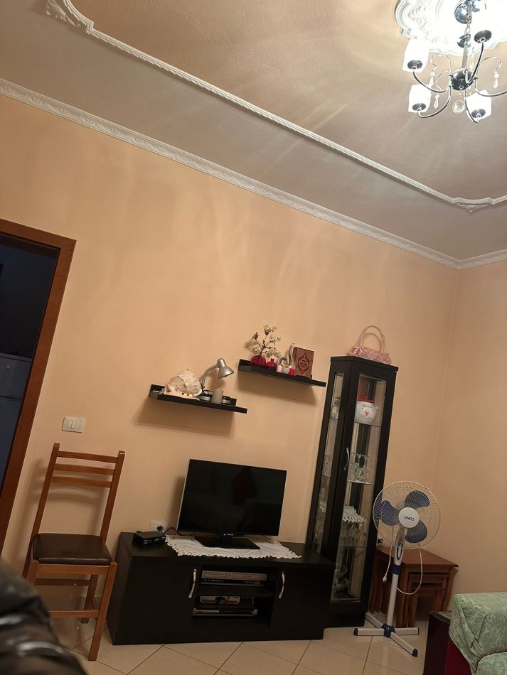 Tirane, jepet me qera apartament 1+1+Ballkon Kati 2, 90 m² 450 € (rruga Jordan Misja prane shinave te trenit.)